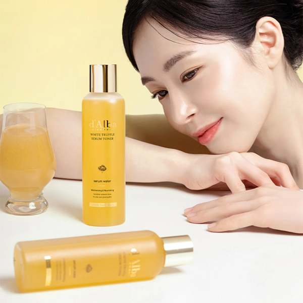 Nước hoa hồng dạng tinh chất dưỡng trắng da mờ thâm nám D'Alba White Serum Toner 180ml